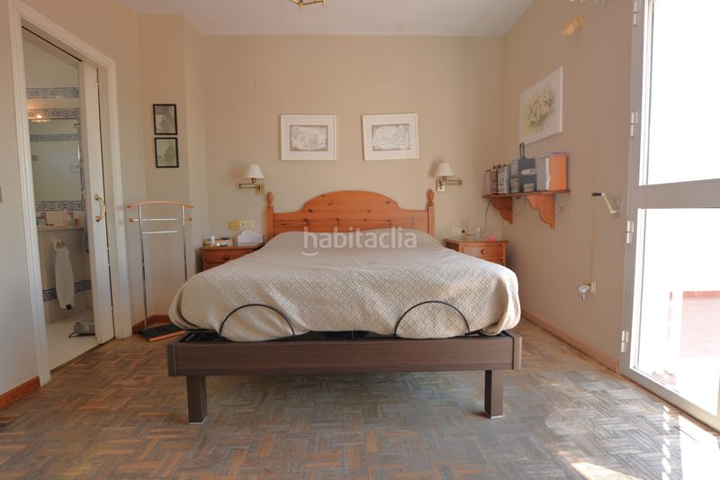 Foto 0df10ac2-8c1f-43f4-8877-753c17de4f57. Casa pareada premiere servicios inmobiliarios le ofrece un pequeño oasis en pleno corazón . en Mairena del Aljarafe