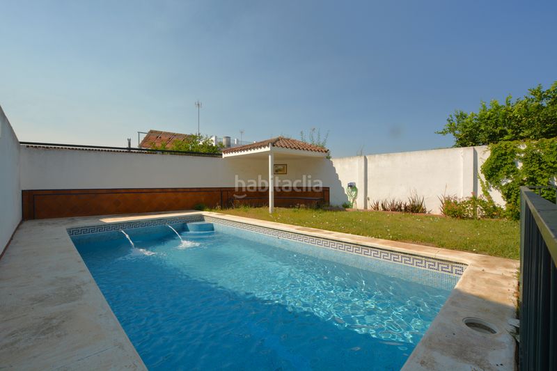 Foto 0fe6d8e4-b885-4d42-b36c-5e0c8afb9aae. Casa pareada premiere servicios inmobiliarios le ofrece un pequeño oasis en pleno corazón . en Mairena del Aljarafe