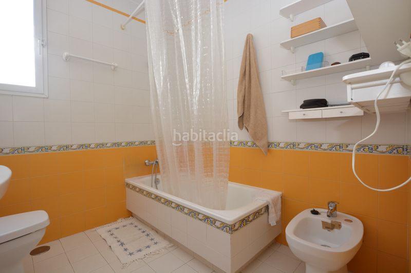 Foto 37195179-3ddd-4b6b-8f88-ffbdf0d7a483. Casa pareada premiere servicios inmobiliarios le ofrece un pequeño oasis en pleno corazón . en Mairena del Aljarafe