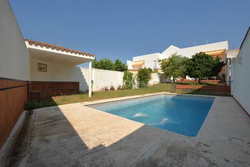 Foto 58fda751-0f52-425b-8b5f-b9a254770047. Casa pareada premiere servicios inmobiliarios le ofrece un pequeño oasis en pleno corazón . en Mairena del Aljarafe
