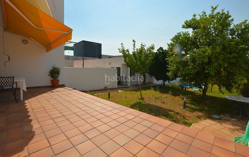 Foto 67276d91-62aa-4086-b4e4-094708e5f5ca. Casa pareada premiere servicios inmobiliarios le ofrece un pequeño oasis en pleno corazón . en Mairena del Aljarafe