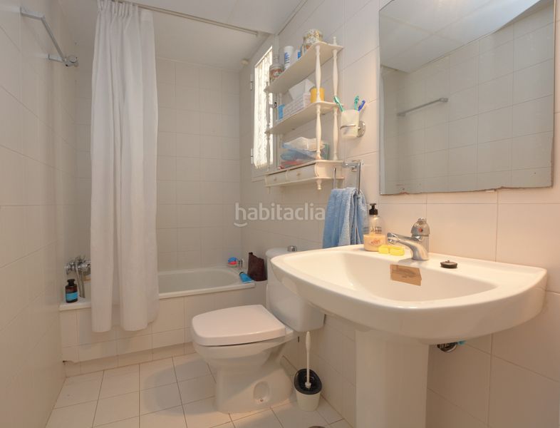 Foto 67c38309-0e31-43d5-a129-dc63d694bed0. Casa pareada premiere servicios inmobiliarios le ofrece un pequeño oasis en pleno corazón . en Mairena del Aljarafe