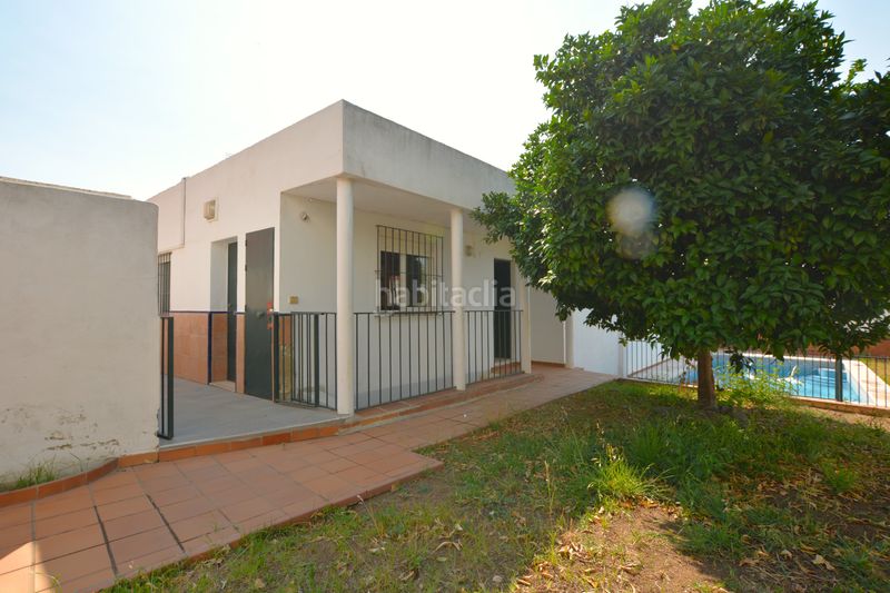Foto 8fb9a771-9eea-4f28-92af-aede2f6d9e99. Casa pareada premiere servicios inmobiliarios le ofrece un pequeño oasis en pleno corazón . en Mairena del Aljarafe