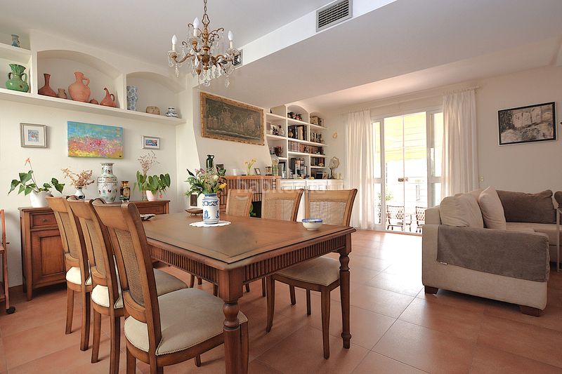 Foto 938ae300-98cc-4ff6-a5ec-074b527f027d. Casa pareada premiere servicios inmobiliarios le ofrece un pequeño oasis en pleno corazón . en Mairena del Aljarafe