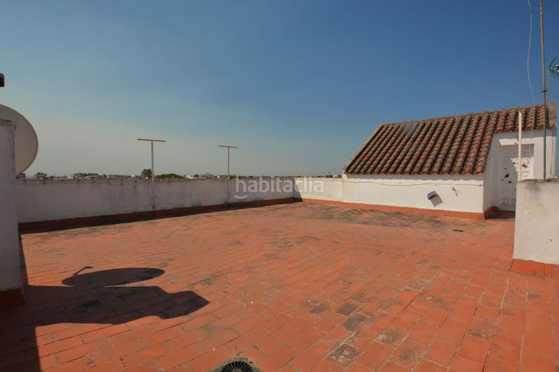 Foto 986b7829-beee-463a-a0aa-4896cd8a1e40. Casa pareada premiere servicios inmobiliarios le ofrece un pequeño oasis en pleno corazón . en Mairena del Aljarafe
