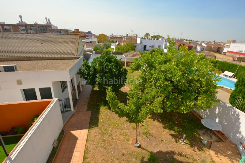 Foto c9593e1f-3016-4e59-9587-0cb91cfaefaf. Casa pareada premiere servicios inmobiliarios le ofrece un pequeño oasis en pleno corazón . en Mairena del Aljarafe