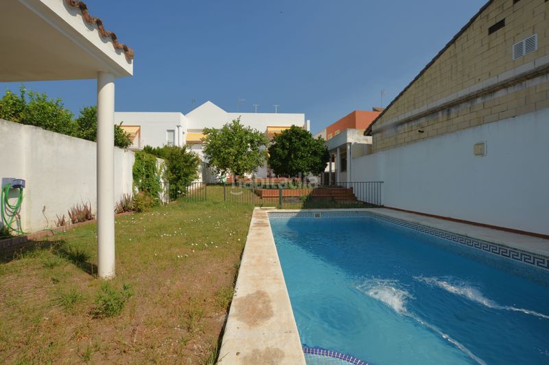 Foto d8284e6c-1a8e-4d25-93bb-3c3cf7a1dd55. Casa pareada premiere servicios inmobiliarios le ofrece un pequeño oasis en pleno corazón . en Mairena del Aljarafe