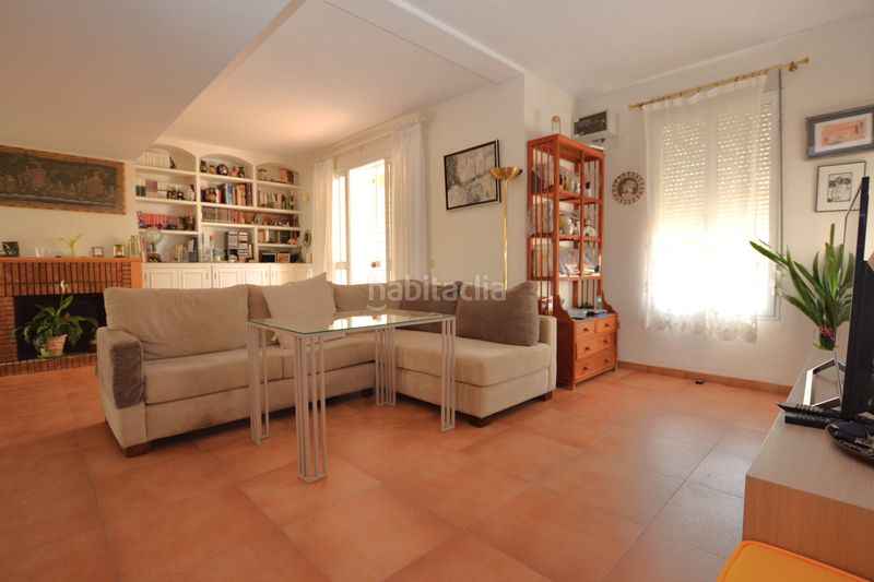 Foto f72ebb1d-1c86-41db-8bbd-fa323a3ae66a. Casa pareada premiere servicios inmobiliarios le ofrece un pequeño oasis en pleno corazón . en Mairena del Aljarafe