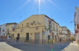 Casa  Calle real. Se vende local y vivienda en la mejor esquina de sanlúcar la may