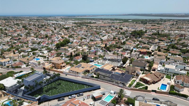 Foto 6ec60f50-c026-4c8d-90e8-f85e72a9927a. Xalet amb piscina a Rojales