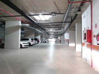 Location Parking voiture à Carrer floridablanca 120. Parking de moto, con cámaras de seguridad en edificio en perfect