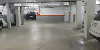 Aparcament cotxe a Carrer floridablanca 120. Plaza de parking de moto en edificio impecable