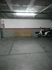 Location Parking voiture  Camí ral 145. Parking en plaza de la habana para coche pequeño