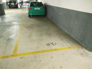 Alquiler Parking coche en Carrer prat 8. Parking para coche pequeño por existencia de pared lateral, plan