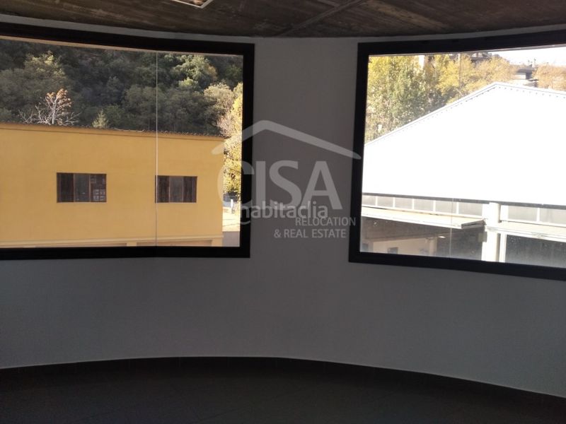 Foto f9c27542-d4eb-4c31-8ecd-602051e63926. Rent business premise in avinguda verge de canòlich 53 in Sant Julià de Lòria