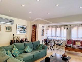 Casa a Calle baix de 25. Magnífica finca con 3 propiedades independientes y gran jardín