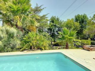 Casa en Calle baix de 25. Magnfica finca con 3 propiedades independientes y gran jardn