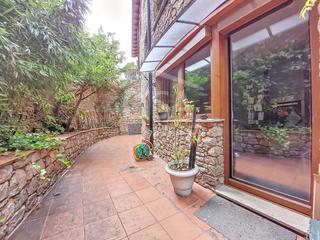 Appartement à Carretera del coll d'ordino. Piso centrico con una gran terraza y jardín