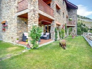 Casa a Canillo. Magnífico chalet unifamiliar, con vistas, jardín y comodidades..