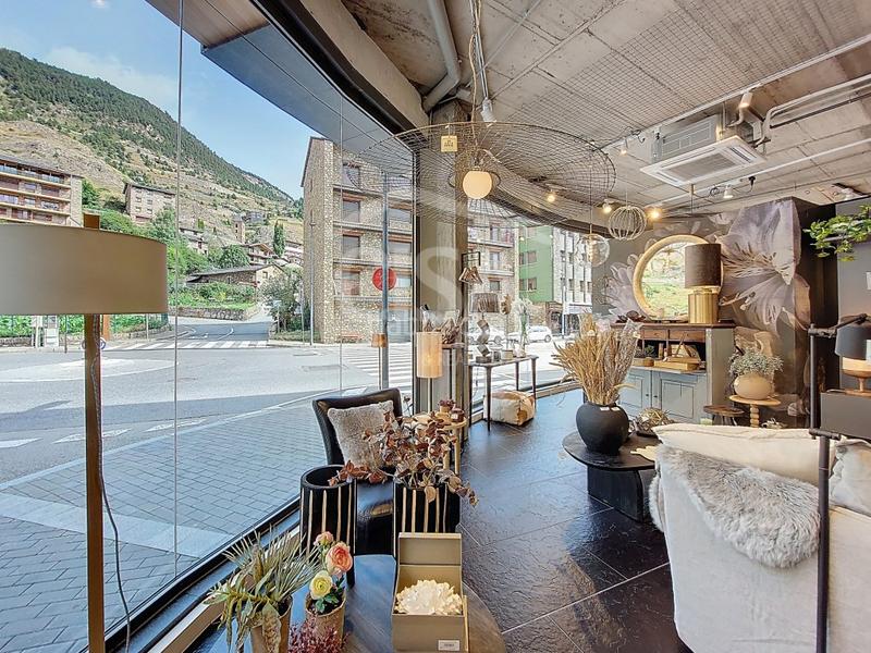 Foto 2d236720-f10d-4a09-97a4-13c4b5a6c960. Alquiler local comercial en cg-2 traspaso de local céntrico a en Canillo