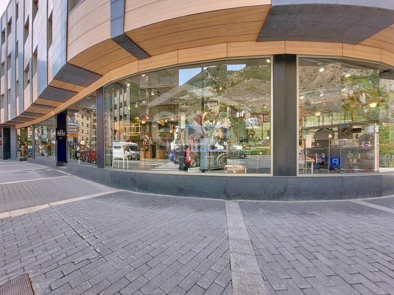 Foto bf314ae2-204f-4c1c-afcd-15096541b83f. Alquiler local comercial en cg-2 traspaso de local céntrico a en Canillo
