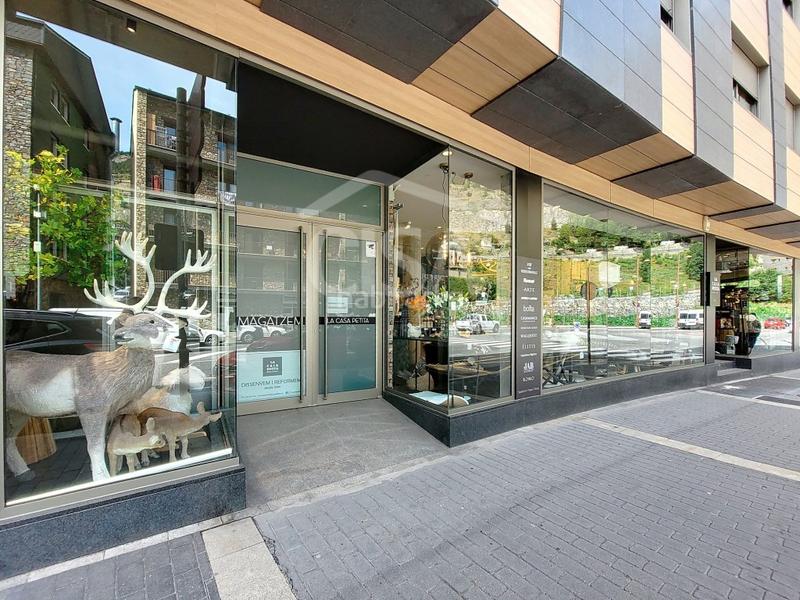 Foto c2f7b551-4420-4ce9-b128-b304cff198d4. Alquiler local comercial en cg-2 traspaso de local céntrico a en Canillo