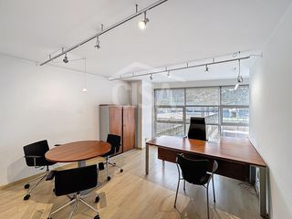 Miete Büro in Baixada del molí 4. Lujosa y gran oficina en alquiler