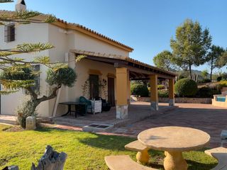 Miete Chalet  Calle yerbabuena. Magnifica vivienda con parcela con olivos con piscina en zona mu