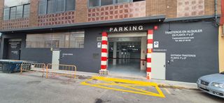 Rent Car parking in Carrer doctor fleming 2. Oportunidad plaza de garaje  + moto benetúser + trastero 8 m2
