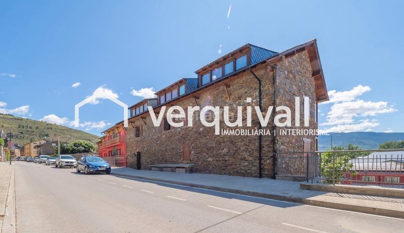 Foto daef665d-2137-4b6f-9203-ef4a50284879. Dúplex amb xemeneia calefacció aparcament a Llívia