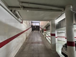 Aparcament cotxe a Calle Enric D'Osso 1
