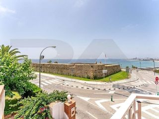 Maison à Paseo maritim rafael casanova 12. Casa plurifamiliar  licencia turística