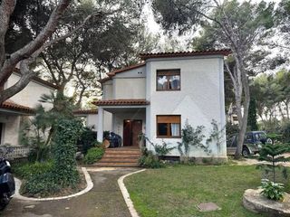 House  Calle pineda 4. Casa roda berá playa