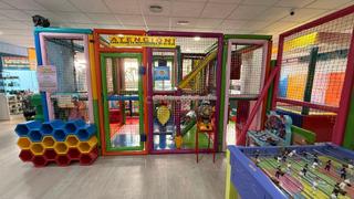 Pas-de-porte Local commercial à Av norte 35 torremarcalp (alicante) 1. Local en traspaso, apto fiestas infantiles y eventos, calp, alic