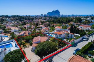 House in Pd cometa i 45calp (alicante). Pequeña villa independiente con piscina nueva actualmente en ref