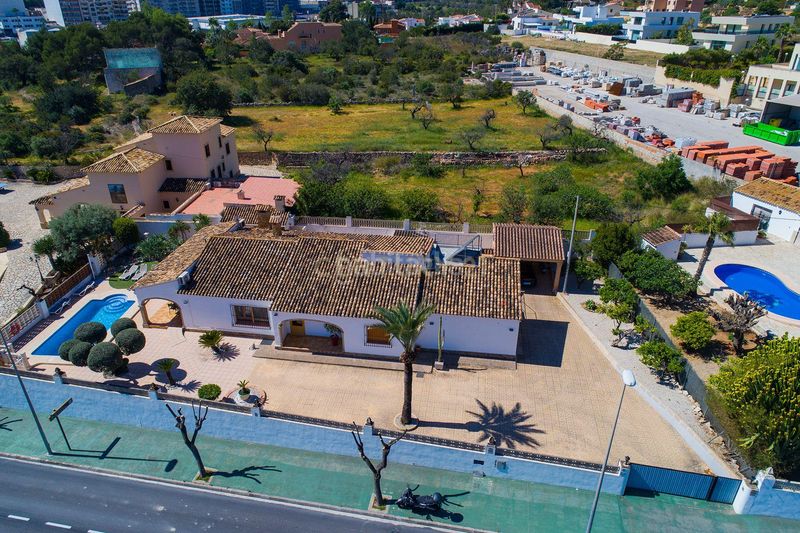 Foto 316d10a5-5836-4bfa-b2af-781faafa2ae0. Casa en vía pa benicolada exclusiva casa independiente con piscina y jardín en pda. benicolada, e en Calp