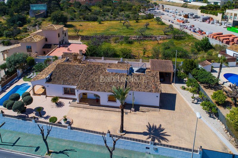 Foto 7920ca3c-663f-4f0a-a94d-885a48838847. Casa en vía pa benicolada exclusiva casa independiente con piscina y jardín en pda. benicolada, e en Calp