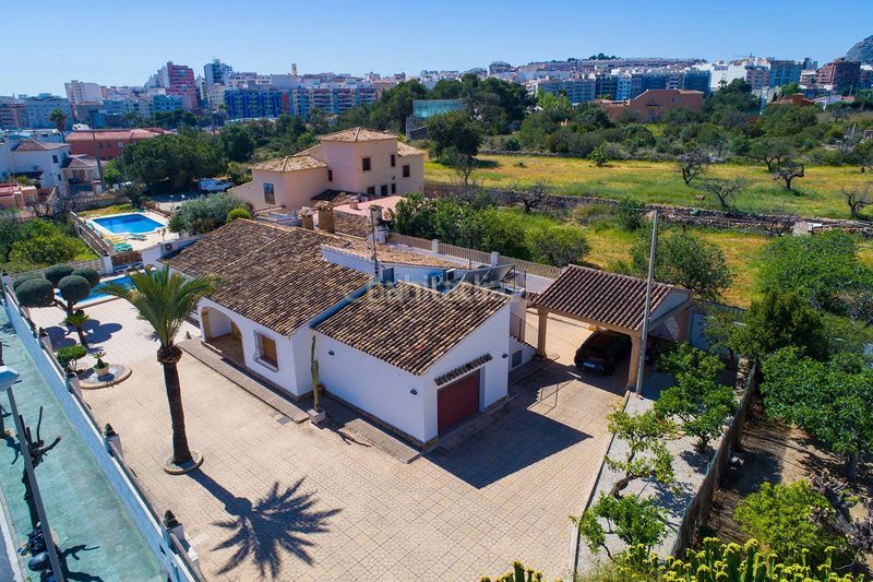 Foto bb0cb14d-7eaa-4a76-9dd9-eb5a71ce63e3. Casa en vía pa benicolada exclusiva casa independiente con piscina y jardín en pda. benicolada, e en Calp