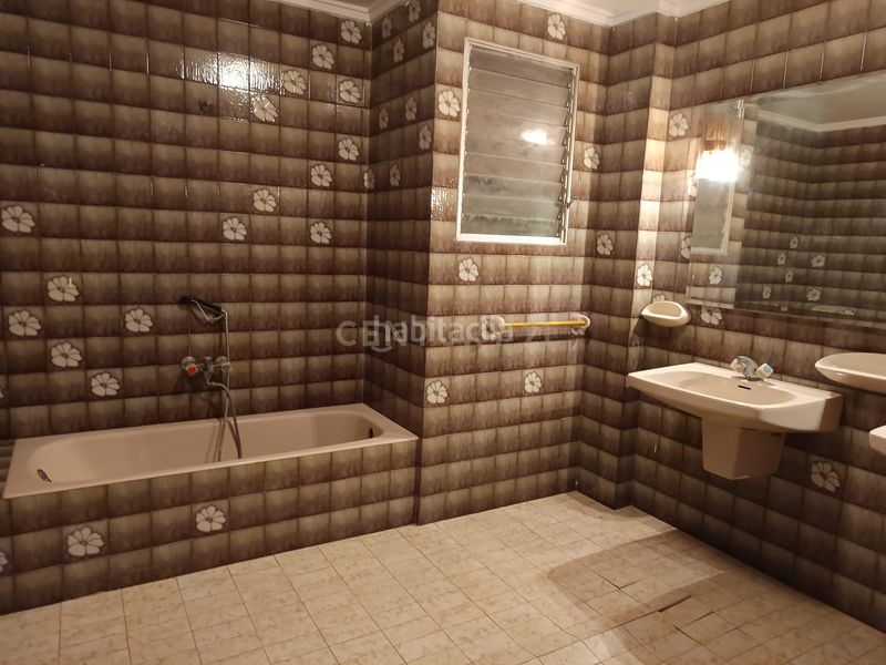 Foto b6110f46-cec2-41c6-991c-064540baf977. Edifici a avenida valencia a Verger (el)