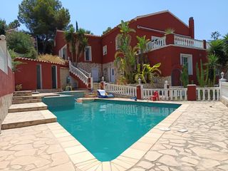 Chalet en Ur cometa iii 20(g)calp (alicante). Gran villa independiente con dos viviendas, piscina privada y am