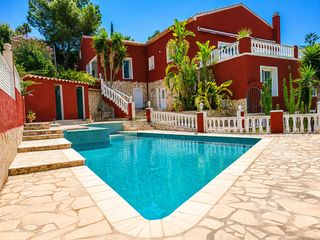Chalet à Ur cometa iii 20(g)calp (alicante). Gran villa independiente con dos viviendas, piscina privada y am