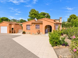 House in Carrer riu duero, l'alfàs del pi, spain 3. Chalet mediterráneo con piscina privada y parcela de 800 m en al