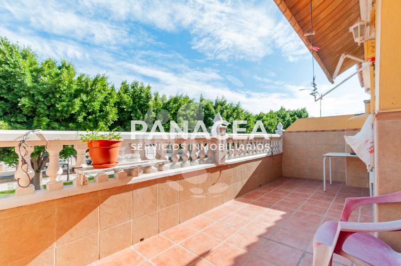 Foto bd313bca-3798-4f73-86eb-9ced395f8a5a. Casa a schiera con parcheggio in Roquetas pueblo Roquetas de Mar