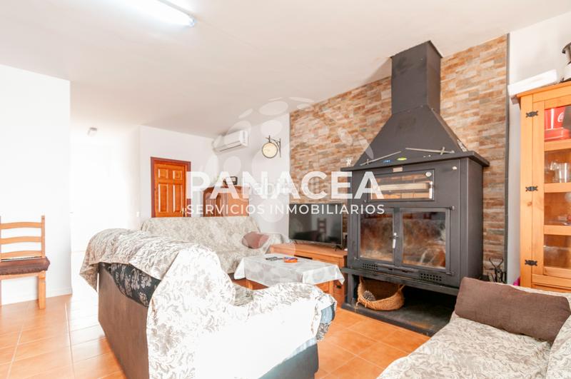 Foto 4a8c4ed9-2ec4-4523-942b-1261d0c48514. Reihenhaus in Enix