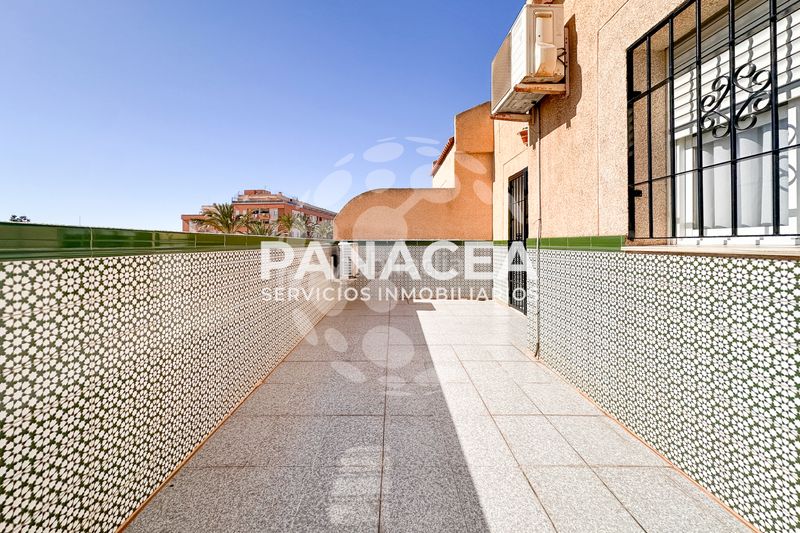 Foto 74f88ea4-a207-43a7-a4f0-a2a9d2c280fe. Casa adossada amb aparcament a Roquetas pueblo Roquetas de Mar