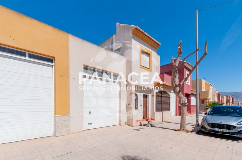 Foto 7c5fa1c7-4d54-4442-85ec-430434f57f9b. Casa adossada amb aparcament a Las Salinas Roquetas de Mar