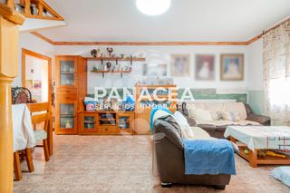 Maison jumelée à Roquetas pueblo. Chalet adosado en venta en roquetas pueblo