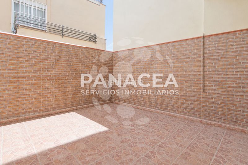 Foto d08d941b-b69a-4d2f-8c92-90fd973d9b74. Casa adossada amb aparcament a Roquetas pueblo Roquetas de Mar