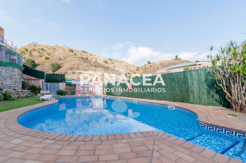 Foto 23e166f0-ff26-4487-8268-89ca1647e8ee. Casa adossada amb aparcament piscina a Albuñol