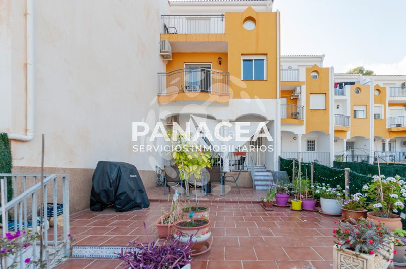 Foto 4843e801-7184-4909-9f04-75e6671801c1. Casa adossada amb aparcament piscina a Albuñol